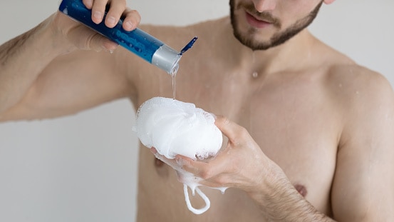 Homem tomando banho com sabonete líquido corporal