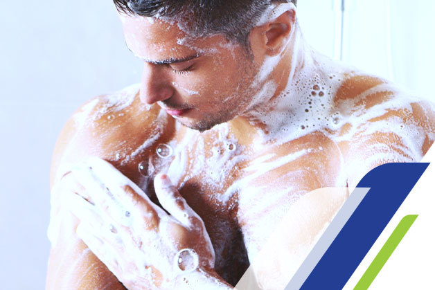 Homem tomando banho com sabonete masculino Homem tomando banho com sabonete masculino