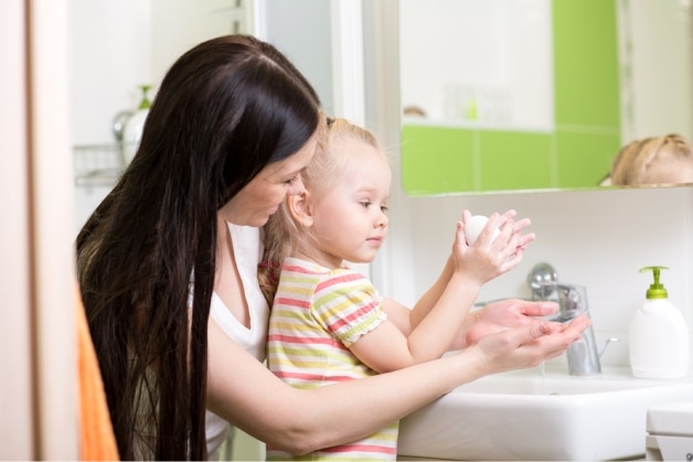 Mãe e filha lavando as mãos com sabonete neutro em barra Mãe e filha lavando as mãos com sabonete neutro em barra