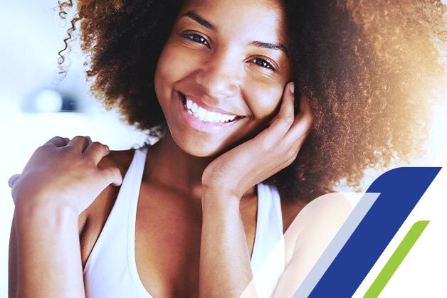 Mulher sorrindo feliz por cuidar da saúde da pele Mulher sorrindo feliz por cuidar da saúde da pele